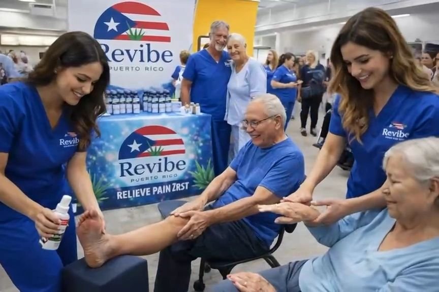 Equipo de Revive Tu Salud atendiendo a clientes de la tercera edad